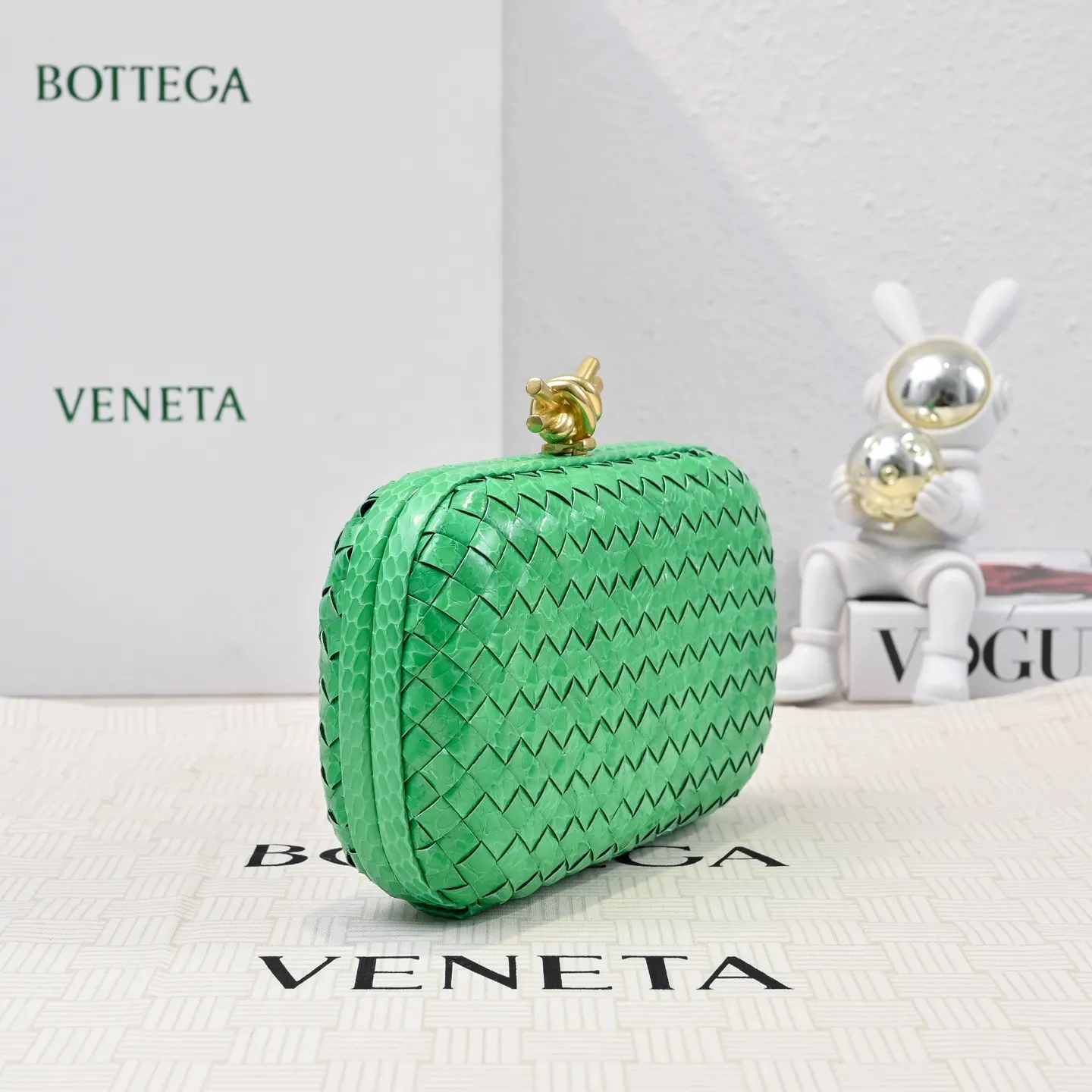 Batch 1860 #BV Knot snakeskin woven evening bag series 🐍 Fashion choice Rare snakeskin bags are full of charm 🌟Using snakeskin pattern woven with knot buckle, the unique texture makes you feel a different kind of refinement and elegance when you touch it 🎀 Its luster is low-key and luxurious, whether it is in the sun or under the light, it can reflect the charming colors 🌈 Holding it in your hand or hanging on your wrist will make you look more elegant and charming✨✨ Model: 717622 Size: 20x12x5.5